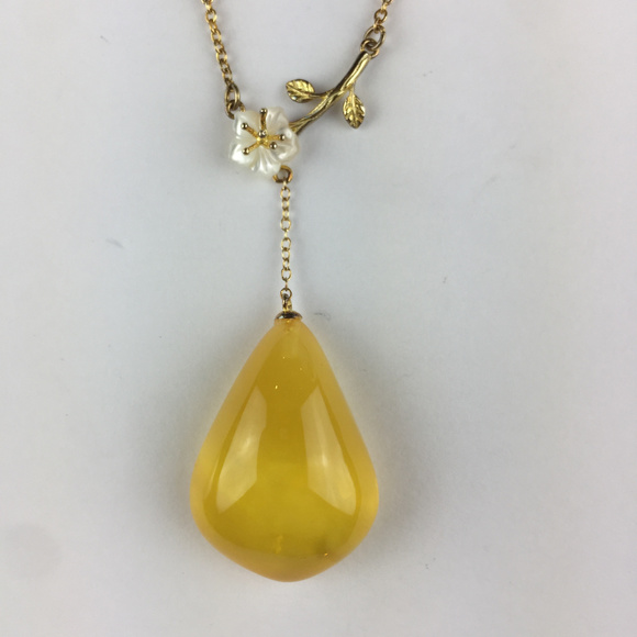 Beautiful Faux Amber with Pearl Flower necklace - Picture 5 of 8